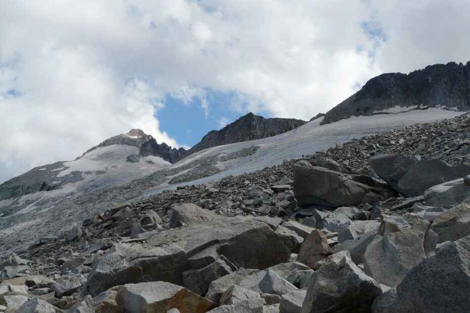 El Aneto, con 3.404 metros, es la cima más alta de los Pirineos, famoso por su glaciar y la desafiante arista del "Paso de Mahoma"